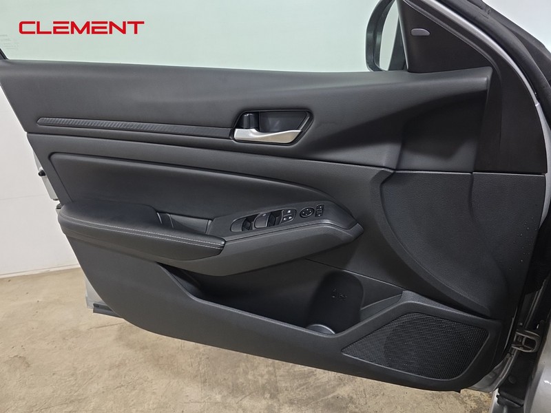 Nissan Altima Vehicle Full-screen Gallery Image 21