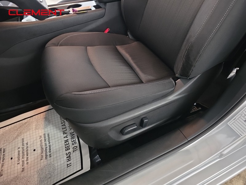 Nissan Altima Vehicle Full-screen Gallery Image 22