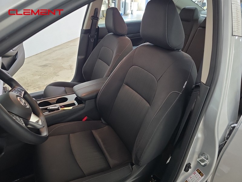 Nissan Altima Vehicle Full-screen Gallery Image 23