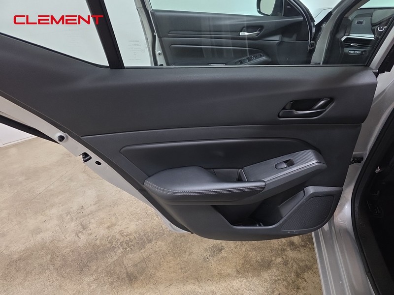 Nissan Altima Vehicle Full-screen Gallery Image 24