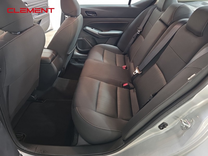 Nissan Altima Vehicle Full-screen Gallery Image 25