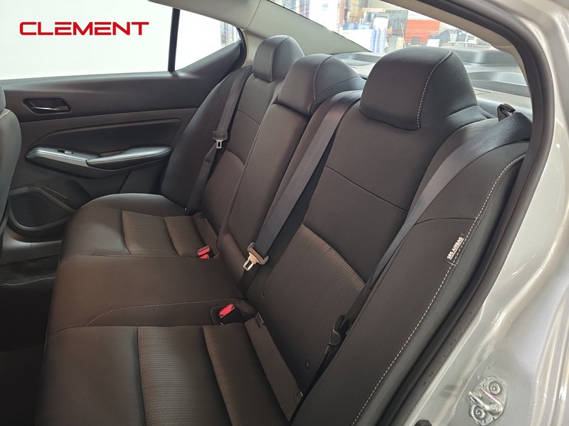 Nissan Altima Vehicle Full-screen Gallery Image 26