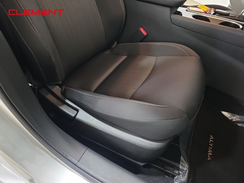 Nissan Altima Vehicle Full-screen Gallery Image 27