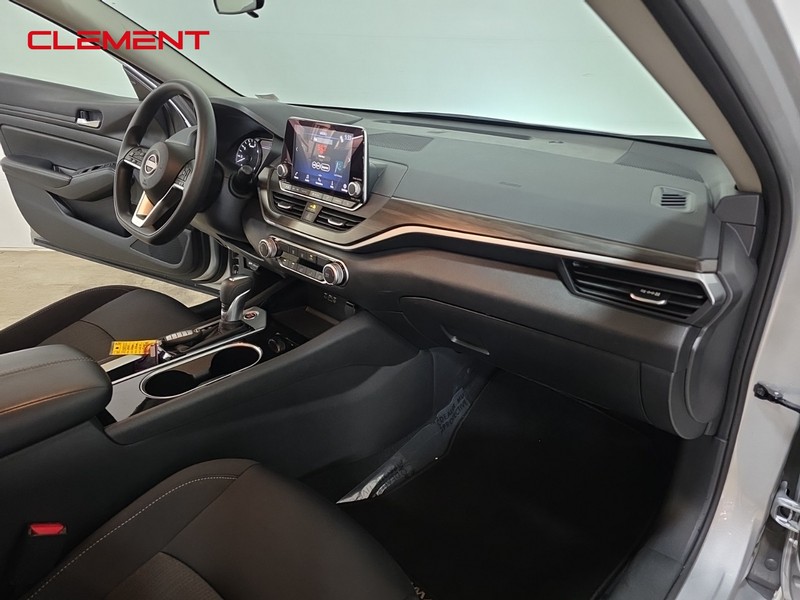 Nissan Altima Vehicle Full-screen Gallery Image 28