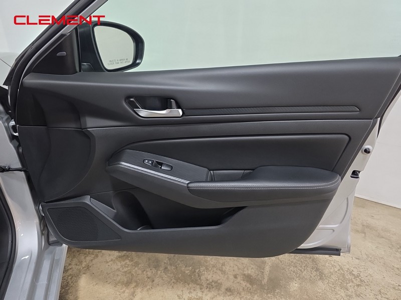 Nissan Altima Vehicle Full-screen Gallery Image 29