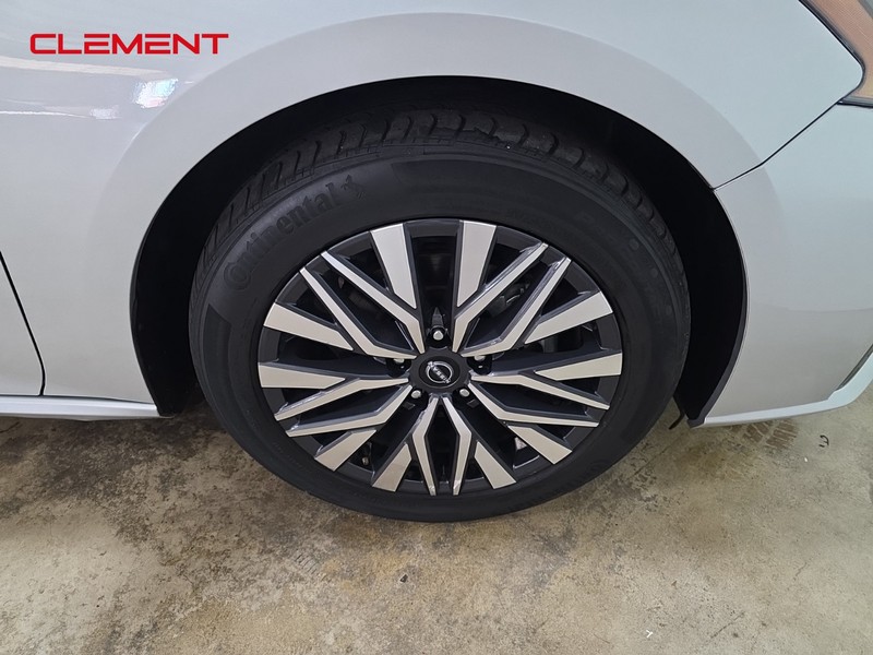 Nissan Altima Vehicle Full-screen Gallery Image 30