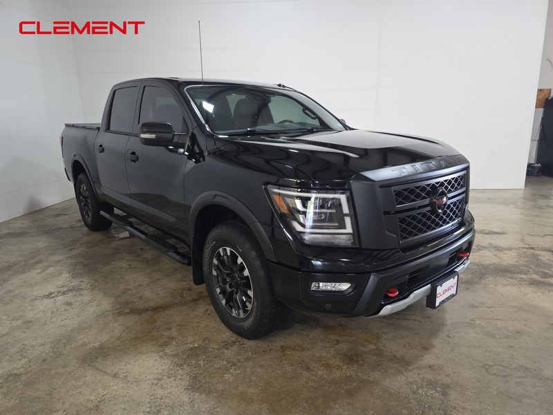 Nissan Titan Vehicle Full-screen Gallery Image 3