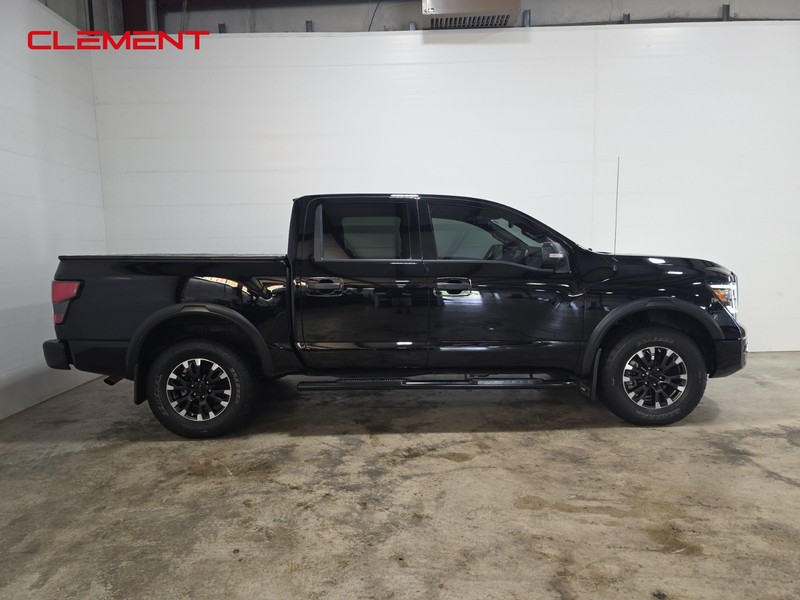 Nissan Titan Vehicle Full-screen Gallery Image 4