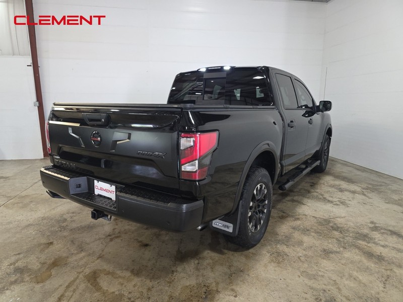 Nissan Titan Vehicle Full-screen Gallery Image 6