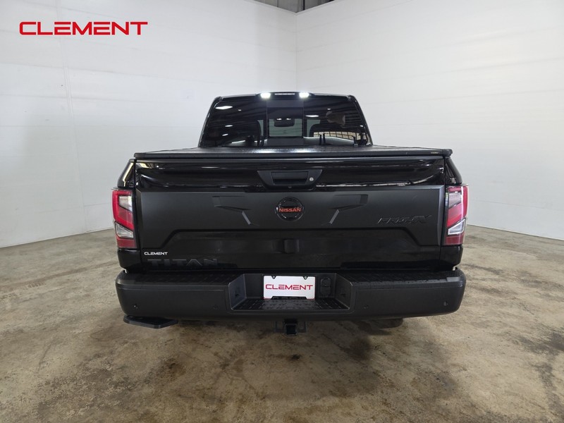 Nissan Titan Vehicle Full-screen Gallery Image 7