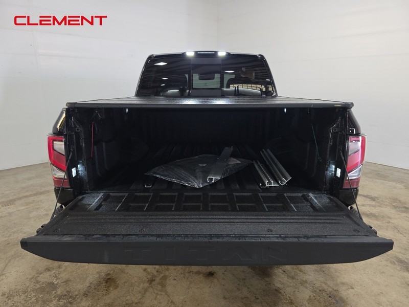 Nissan Titan Vehicle Full-screen Gallery Image 9