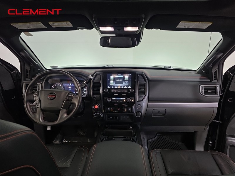 Nissan Titan Vehicle Full-screen Gallery Image 10