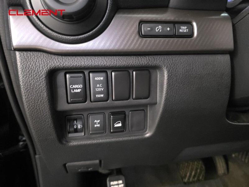 Nissan Titan Vehicle Full-screen Gallery Image 11