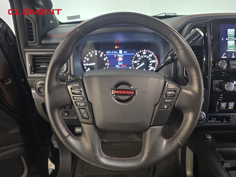 Nissan Titan Vehicle Full-screen Gallery Image 12