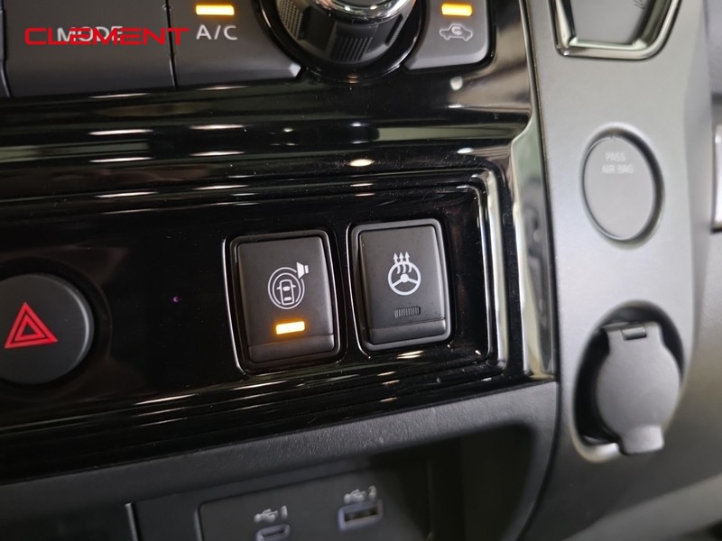 Nissan Titan Vehicle Full-screen Gallery Image 19