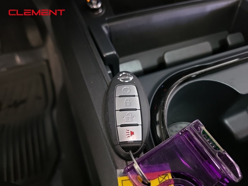 Nissan Titan Vehicle Full-screen Gallery Image 20