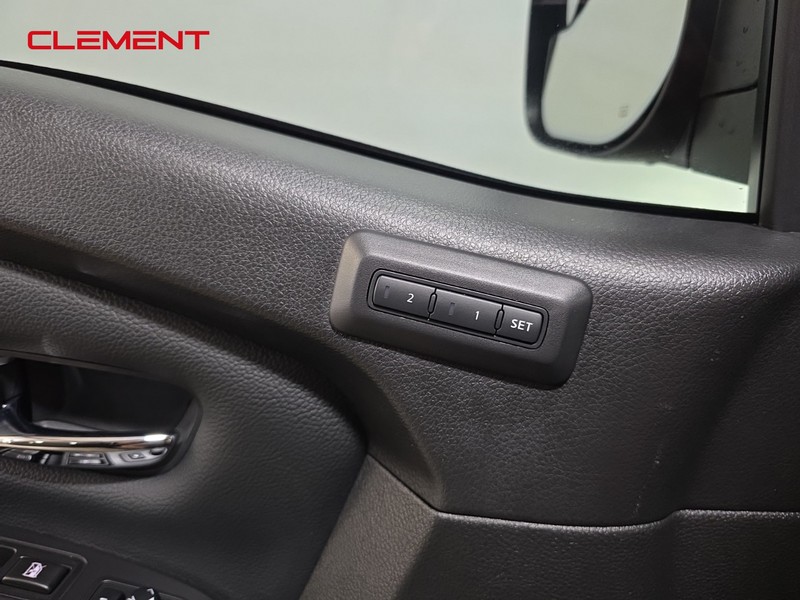 Nissan Titan Vehicle Full-screen Gallery Image 23