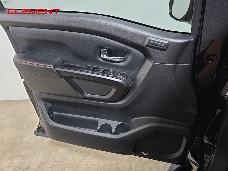 Nissan Titan Vehicle Full-screen Gallery Image 25