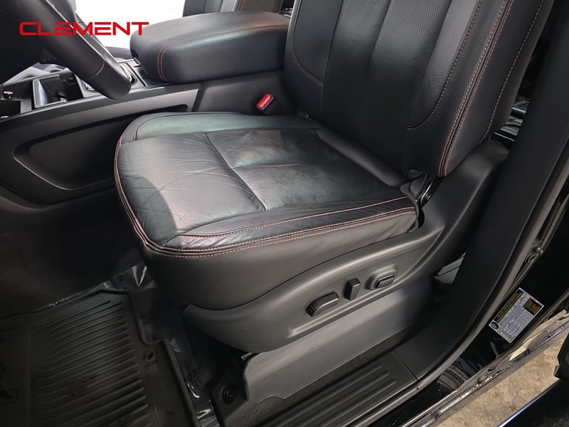 Nissan Titan Vehicle Full-screen Gallery Image 26