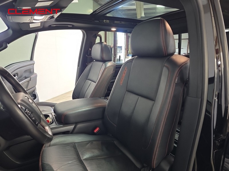 Nissan Titan Vehicle Full-screen Gallery Image 27