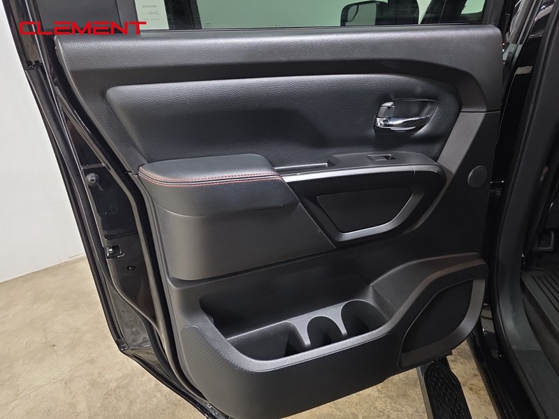 Nissan Titan Vehicle Full-screen Gallery Image 28