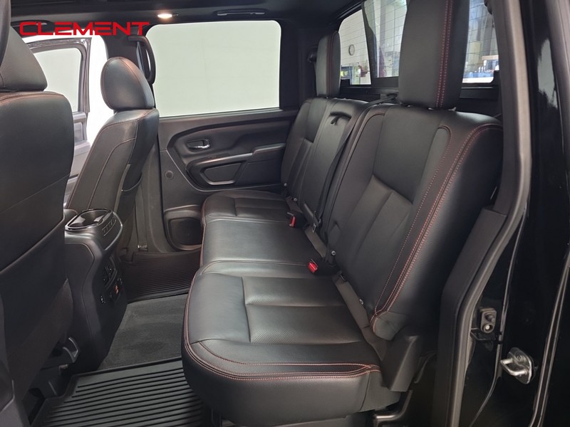 Nissan Titan Vehicle Full-screen Gallery Image 30