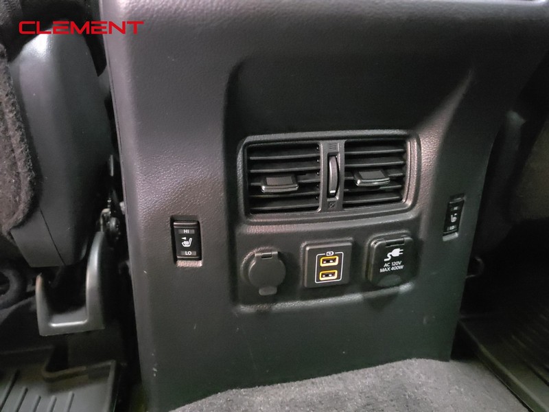 Nissan Titan Vehicle Full-screen Gallery Image 31