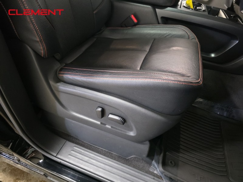 Nissan Titan Vehicle Full-screen Gallery Image 32