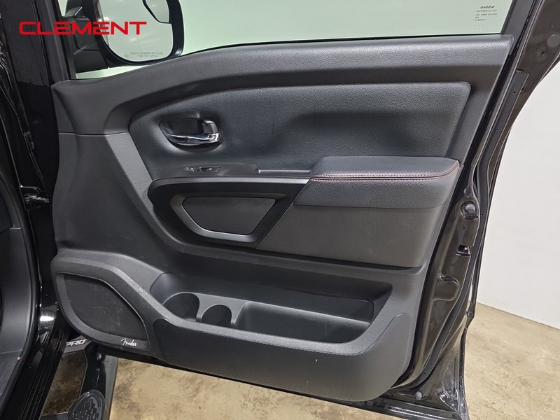 Nissan Titan Vehicle Full-screen Gallery Image 34