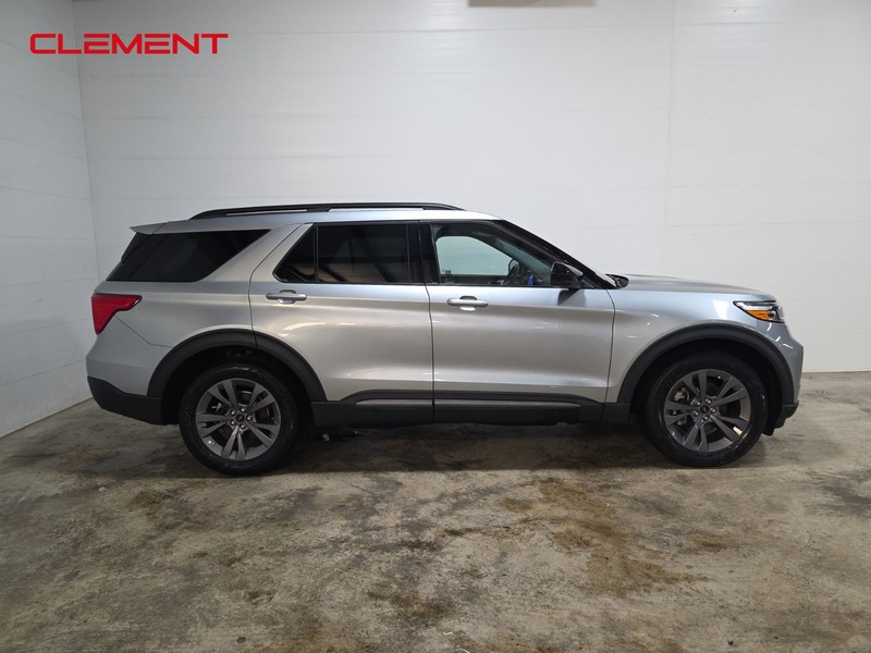 Ford Explorer Vehicle Full-screen Gallery Image 4