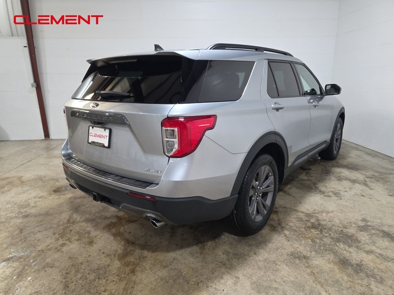 Ford Explorer Vehicle Full-screen Gallery Image 6