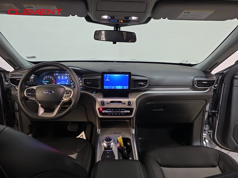 Ford Explorer Vehicle Full-screen Gallery Image 11