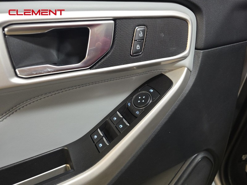 Ford Explorer Vehicle Full-screen Gallery Image 24