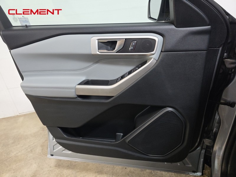 Ford Explorer Vehicle Full-screen Gallery Image 25