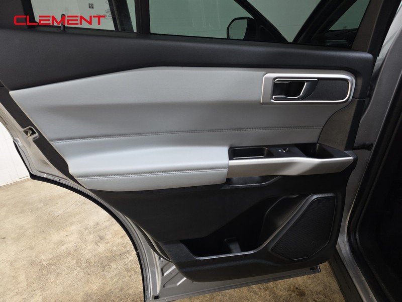 Ford Explorer Vehicle Full-screen Gallery Image 28