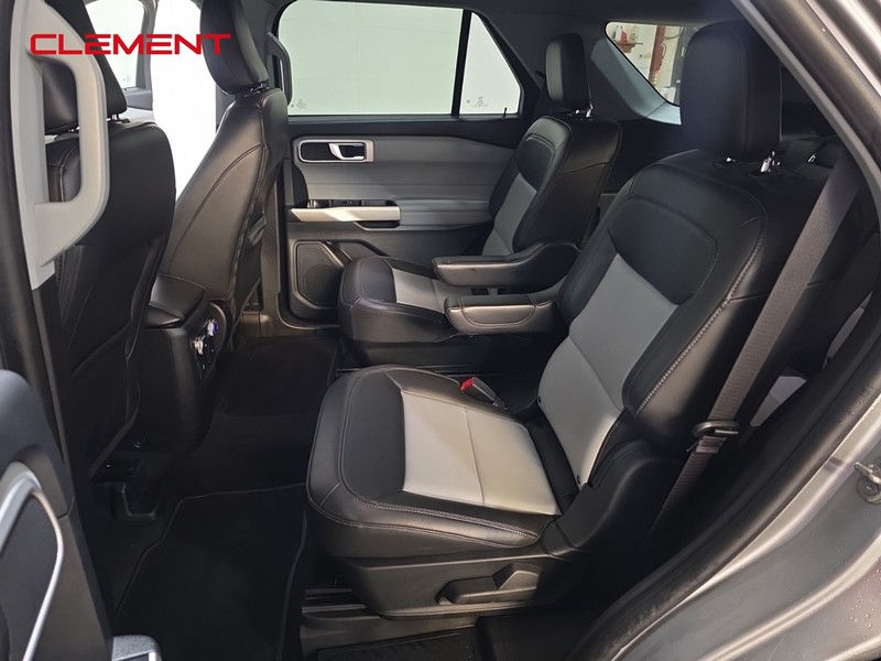 Ford Explorer Vehicle Full-screen Gallery Image 29