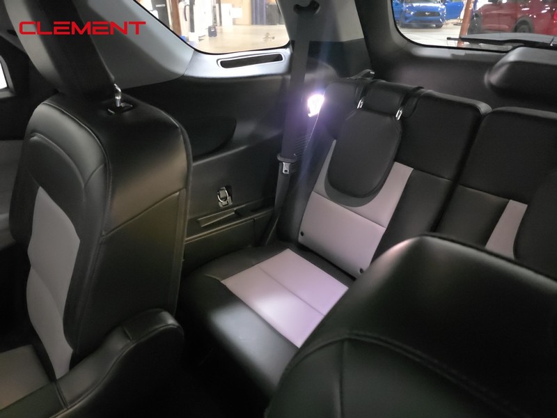 Ford Explorer Vehicle Full-screen Gallery Image 30