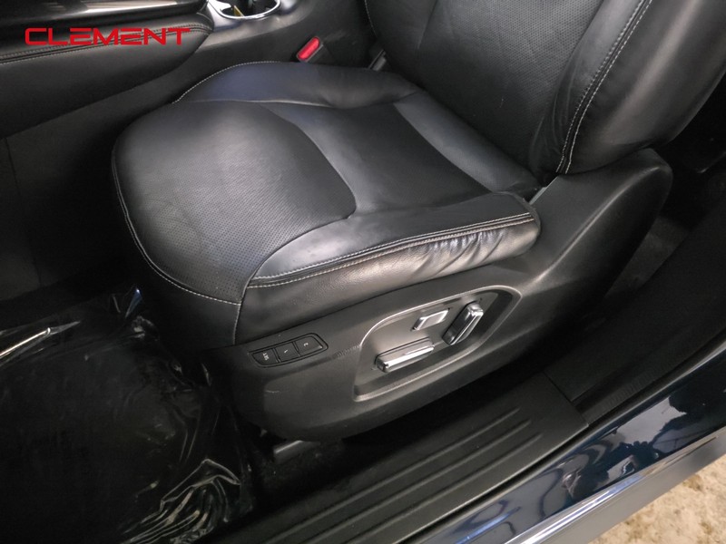 Mazda CX-9 Vehicle Full-screen Gallery Image 25