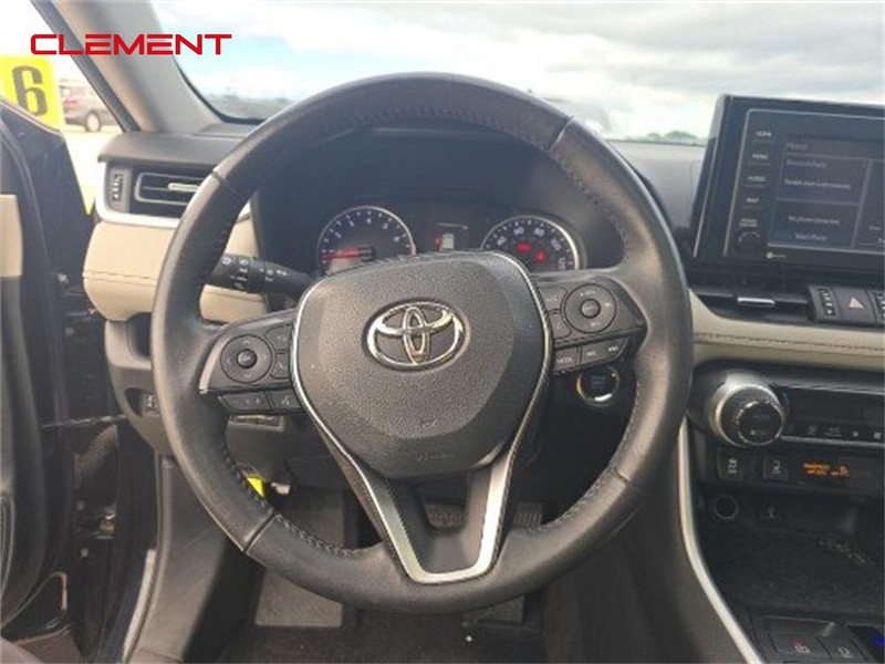 Toyota RAV4 Vehicle Full-screen Gallery Image 3