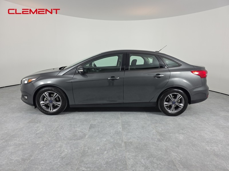 Ford Focus Sedan Vehicle Full-screen Gallery Image 4