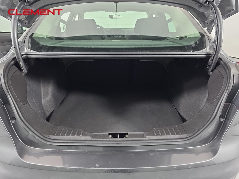 Ford Focus Sedan Vehicle Full-screen Gallery Image 9