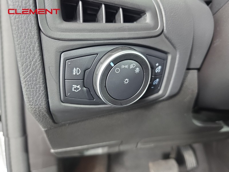 Ford Focus Sedan Vehicle Full-screen Gallery Image 10