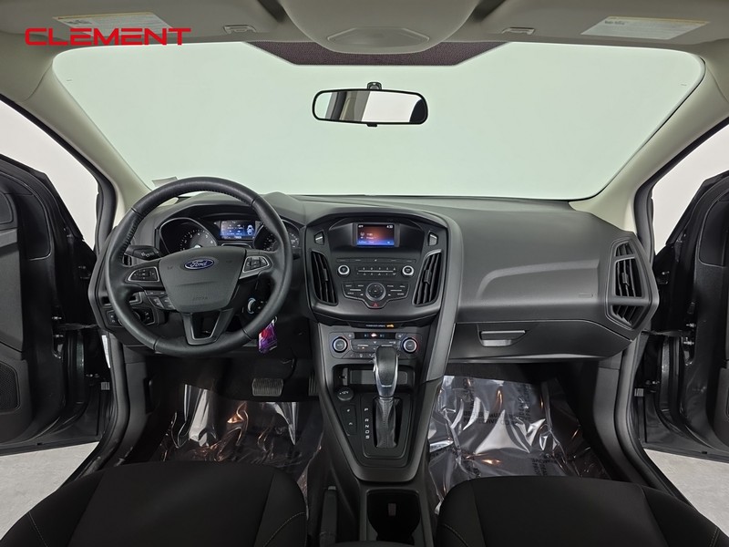 Ford Focus Sedan Vehicle Full-screen Gallery Image 11