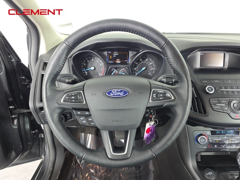 Ford Focus Sedan Vehicle Full-screen Gallery Image 12