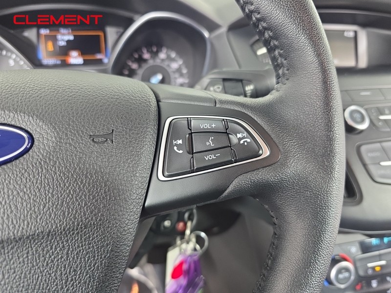 Ford Focus Sedan Vehicle Full-screen Gallery Image 14