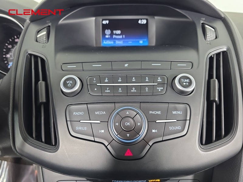 Ford Focus Sedan Vehicle Full-screen Gallery Image 19