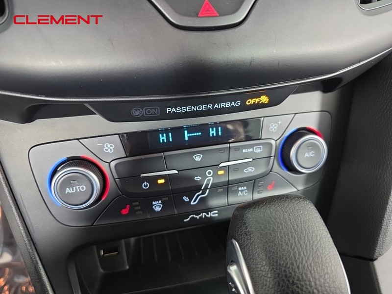 Ford Focus Sedan Vehicle Full-screen Gallery Image 20