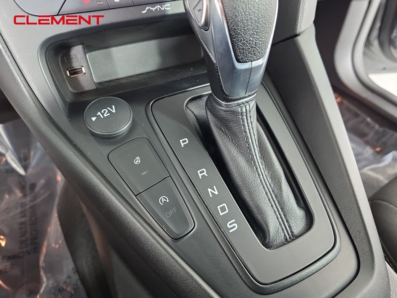 Ford Focus Sedan Vehicle Full-screen Gallery Image 22