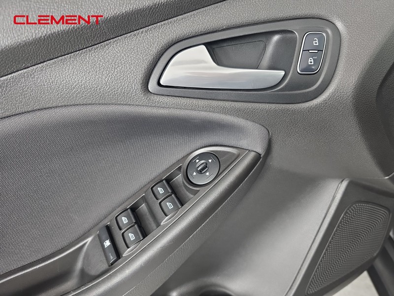 Ford Focus Sedan Vehicle Full-screen Gallery Image 24