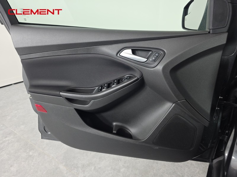 Ford Focus Sedan Vehicle Full-screen Gallery Image 25